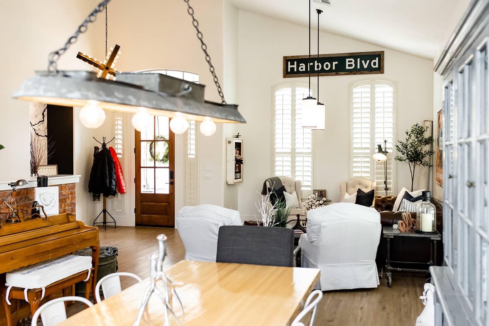 Entry and dining room of an East Valley home